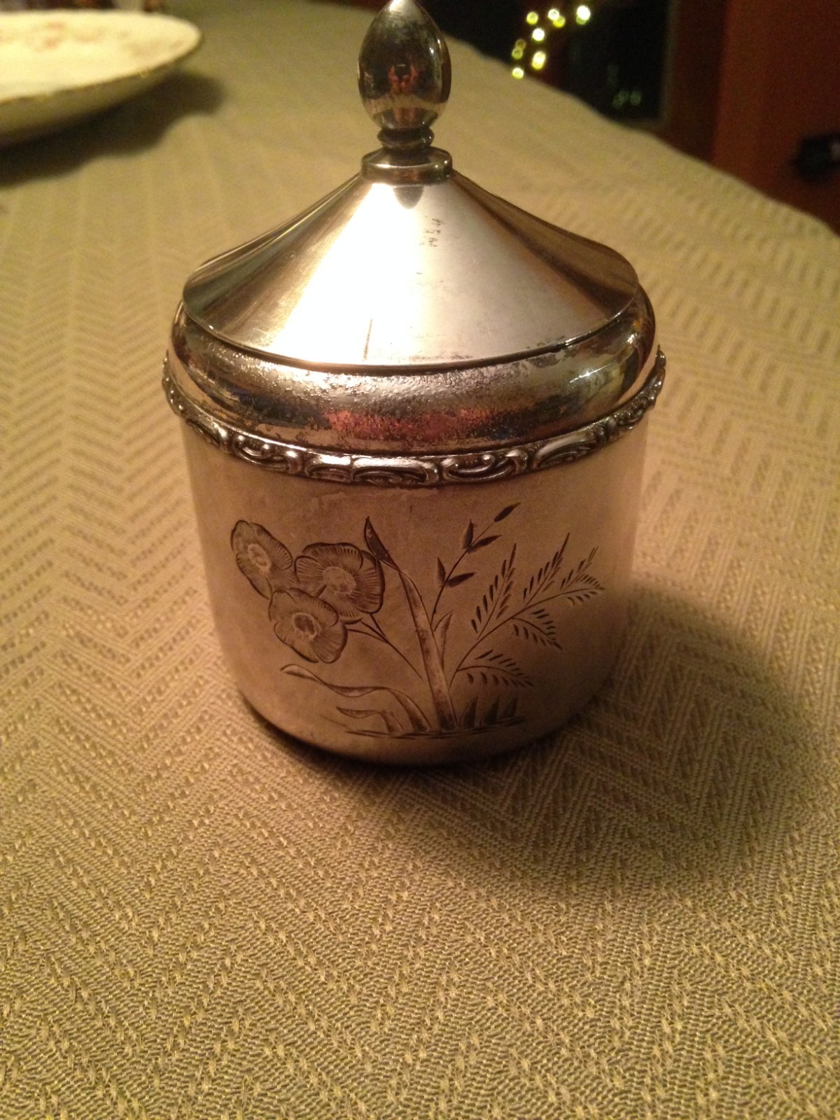 Meriden Silverplate Dresser Jar Round Trinket Box Flowers 028