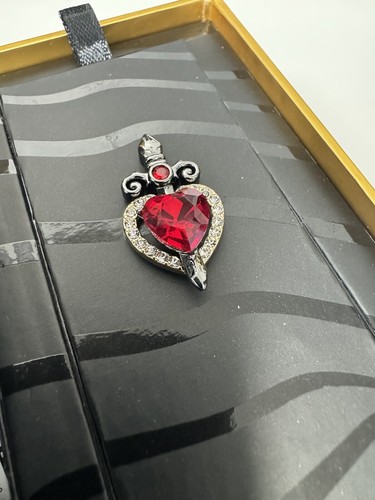 Pre-owned Citizen Eco-drive Disney Villain Evil Queen Crystal Watch And Pin Fe6107-68w