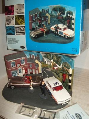 Vanguards PD1002 Renfrew Bute Police Diorama Rover 2000 Jag XK120 in 1:43
