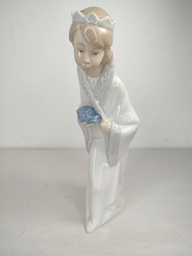 LLADRO・ CROWN婦人 Vtg Retired Lladro Figurine Crown Robe Holding Toy Truck