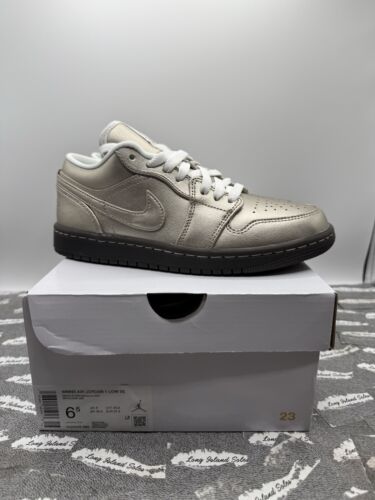 WOMENS AIR JORDAN 1 LOW SE METALLIC ZINC-SUMMIT WHITE HQ3529 WOMENS AIR JORDAN 1 LOW SE METALLIC ZINC-SUMMIT WHITE HQ3529