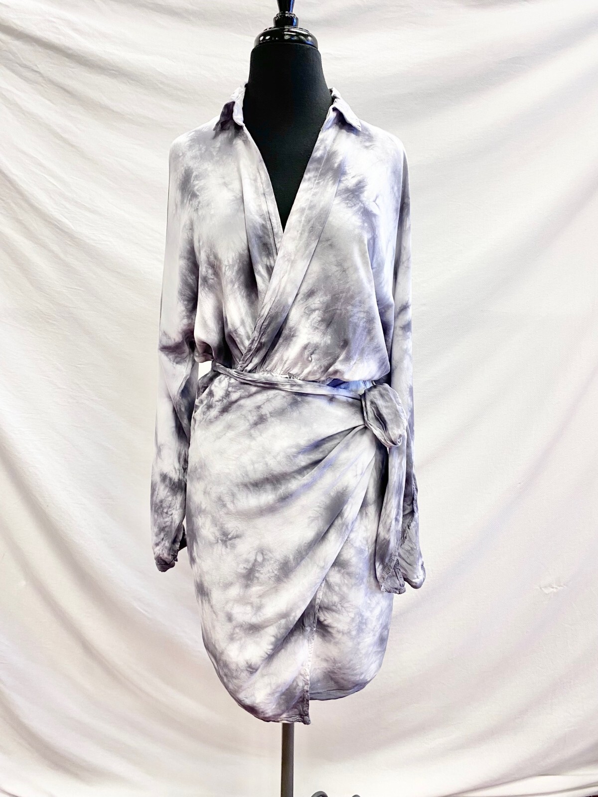 

Юбка-рубашка с воротником YFB Young Fabulous - Broke Tie Die с v-образным вырезом и искусственным запахом, Multicolor