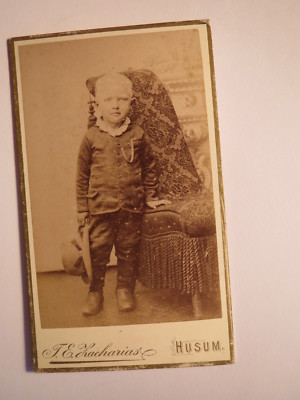 Husum - stehender kleiner Junge mit Hut in der Hand - Kulisse / CDV