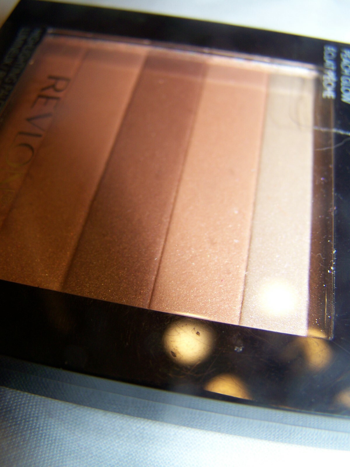 Revlon Highlighting Palette 010 Peach Glow Cosmetic Powder Illuminator GAj