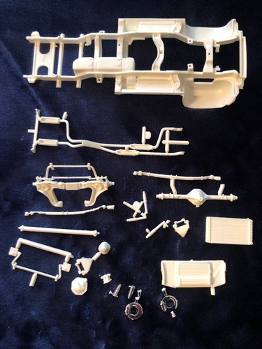 REVELL DODGE RAM VTS PICKUP #85-7617 -1/25 TWO WHEEL DRIVE CHASSIS &EXHAUST ONLY