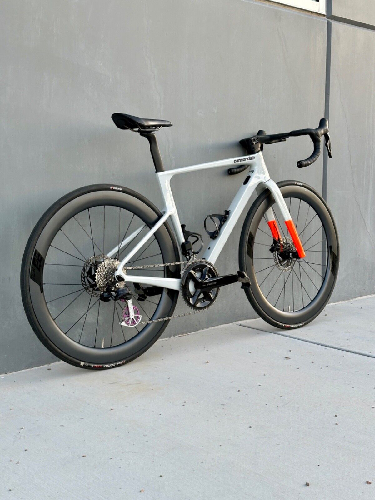 Upgraded 2023 Cannondale Supersix Evo Carbon 3, sleek Chalk Upgraded 2023 Cannondale Supersix Evo Carbon 3, sleek Chalk