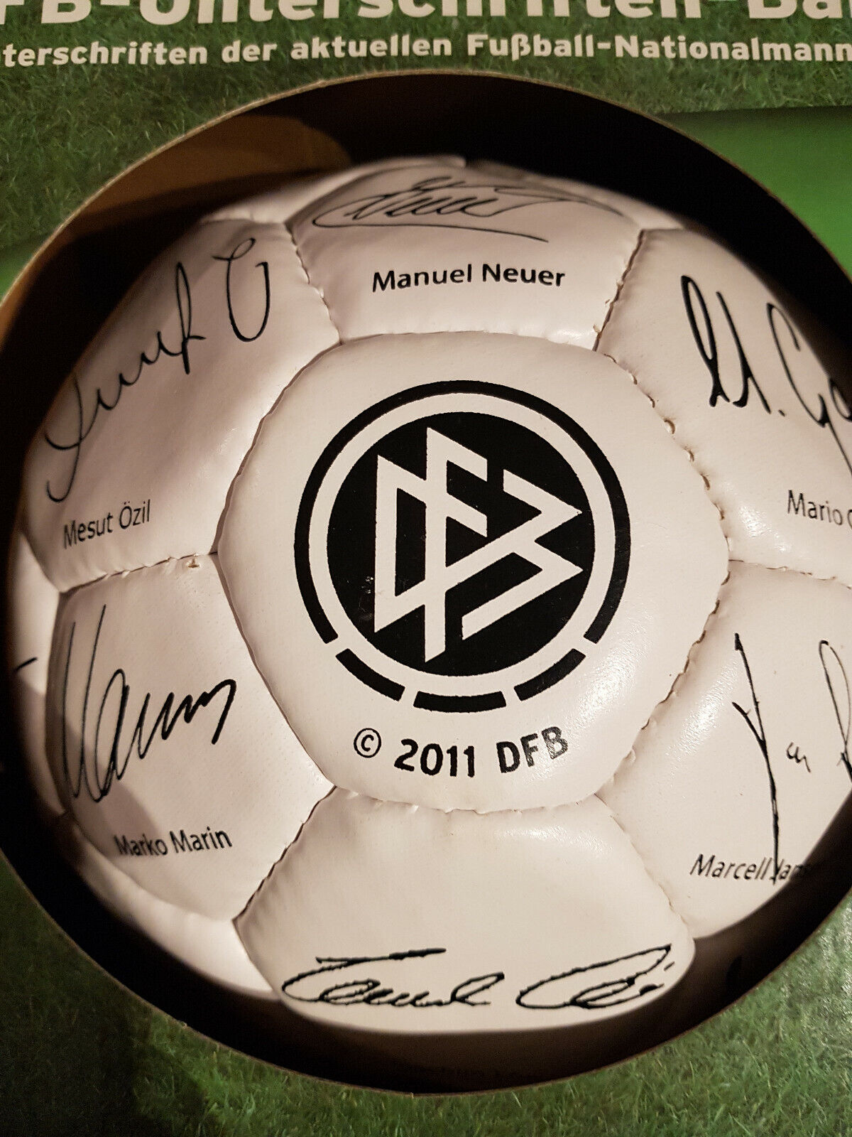 DFB-Unterschriften-Ball 2011 NEU (Podolski, Schweinsteiger, Neuer, Özil)