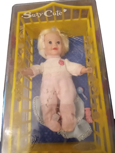 Vintage 1964 Topper Suzy Cute 6&rdquo; Doll, Crib & Original Clear Box, Feed & Wet
