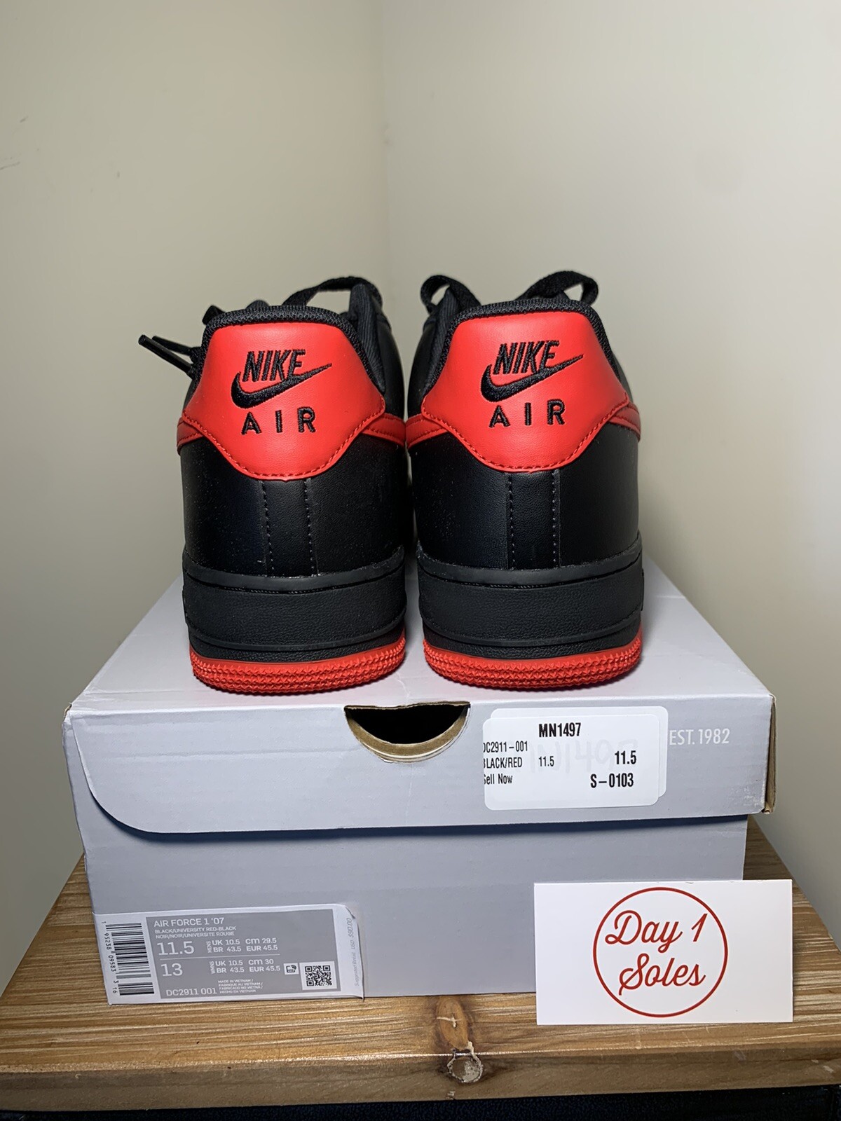 NIKE AIR FORCE 1 '07 LOW UNIVERSITY RED BLACK DC2911-001 Men s Size 11.5  Bred: купить с доставкой из США, цена 14 838 руб - (403208408787)