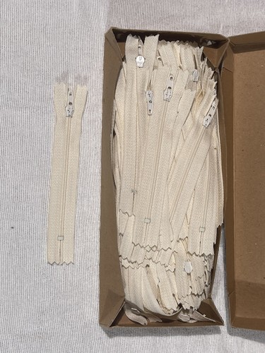 その他 ykk Box of 43 YKK CFC-256 Zippers Closed end 7/16 580 Black 3.5
