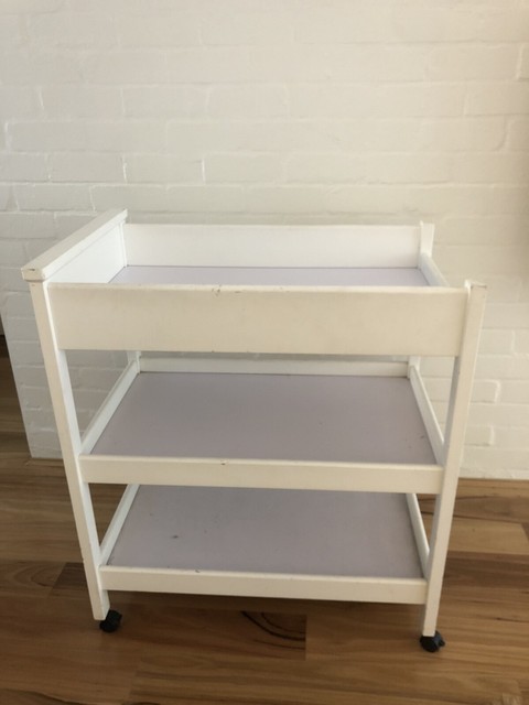 king parrot change table