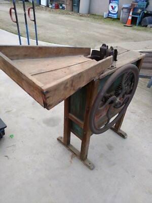 Primitives Corn Sheller [ 400 x 300 Pixel ]