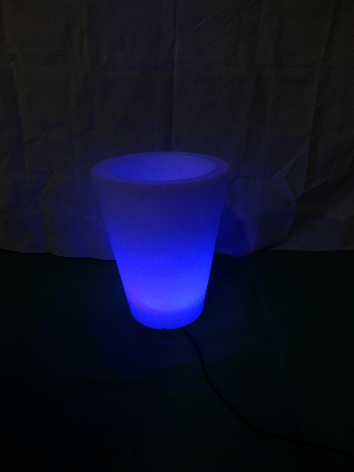 LED Blumenkübel aus Kunststoff beleuchtet Hingucker 50 cm groß IP44 