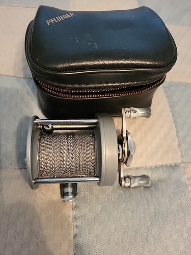 Vintage Pflueger Supreme BAITCASTING Fishing Reel in Box with CASE