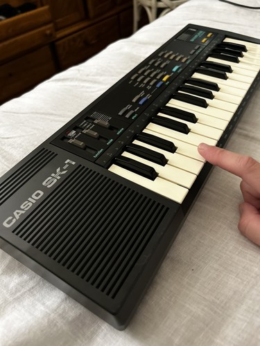Casio SK-1 32 Key Lo-Fi Sampling Electronic Keyboard Casio SK-1 32 Key Lo-Fi Sampling Electronic Keyboard