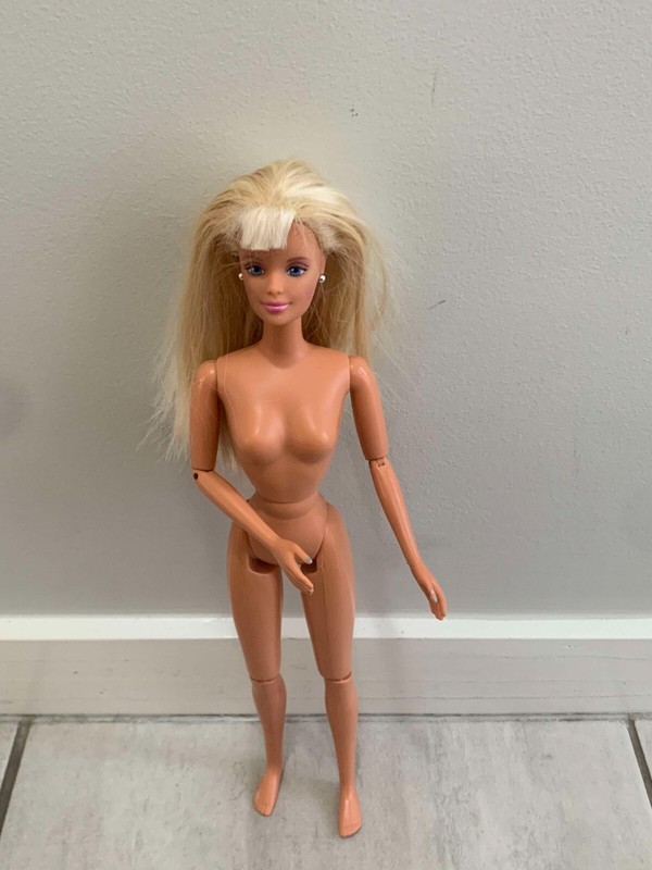 Nude Flat Feet Poseable Jointed Cool Blue Fingernails Barbie 1990s