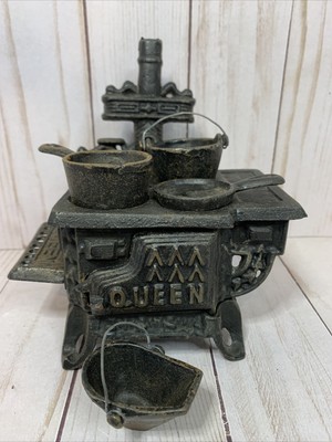 Vintage Miniature Queen Black Cast Iron Stove Toy w/ Bucket, 2 Pots, Frying  Pan | eBay