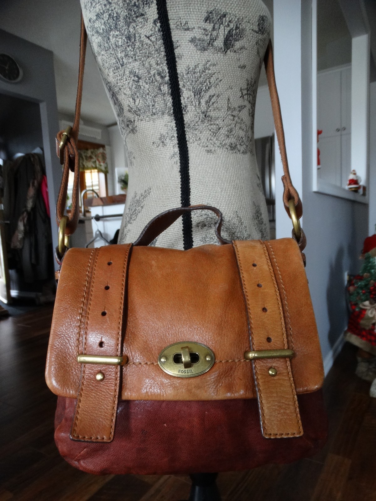 ヴィンテージ Fossil 14587 ラギッド レザーメッセンジャーバッグ FOSSIL Long Live Vintage Two tone Leather Cross body Flap