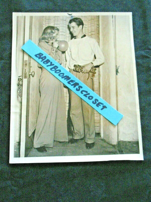 PRESS PHOTO GINGER ROGERS DATES ALF VANDERBILT ONE OF HER BUDDIES SKATING PARTY
