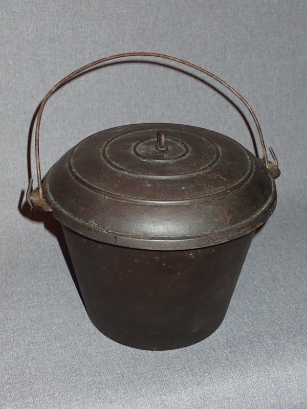 Rare 2 Antique Cast Iron Bean Pot 7 5/8" OD Flat Bottom w/ Gatemark