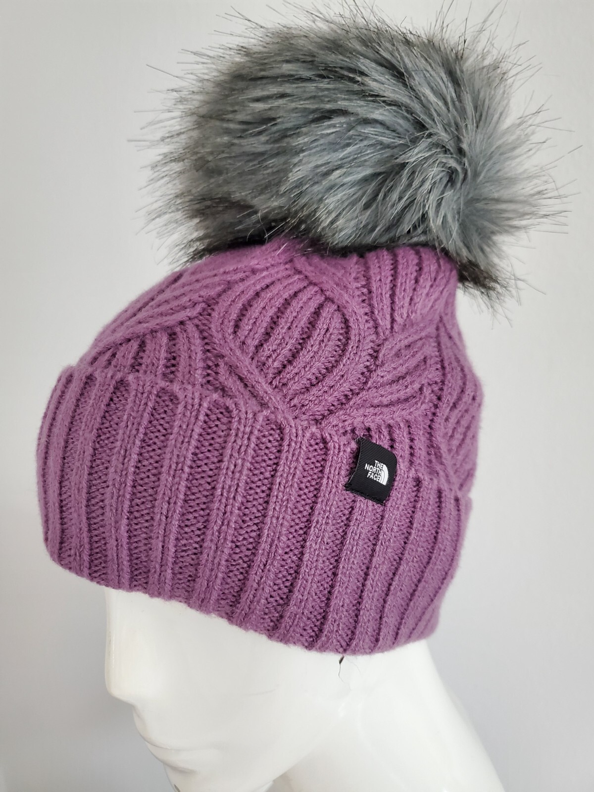 

THE NORTH FACE ЖЕНСКАЯ / МОЛОДЕЖНАЯ ШАПКА OMEGA FUR POM POM Pikes Purple, Серый