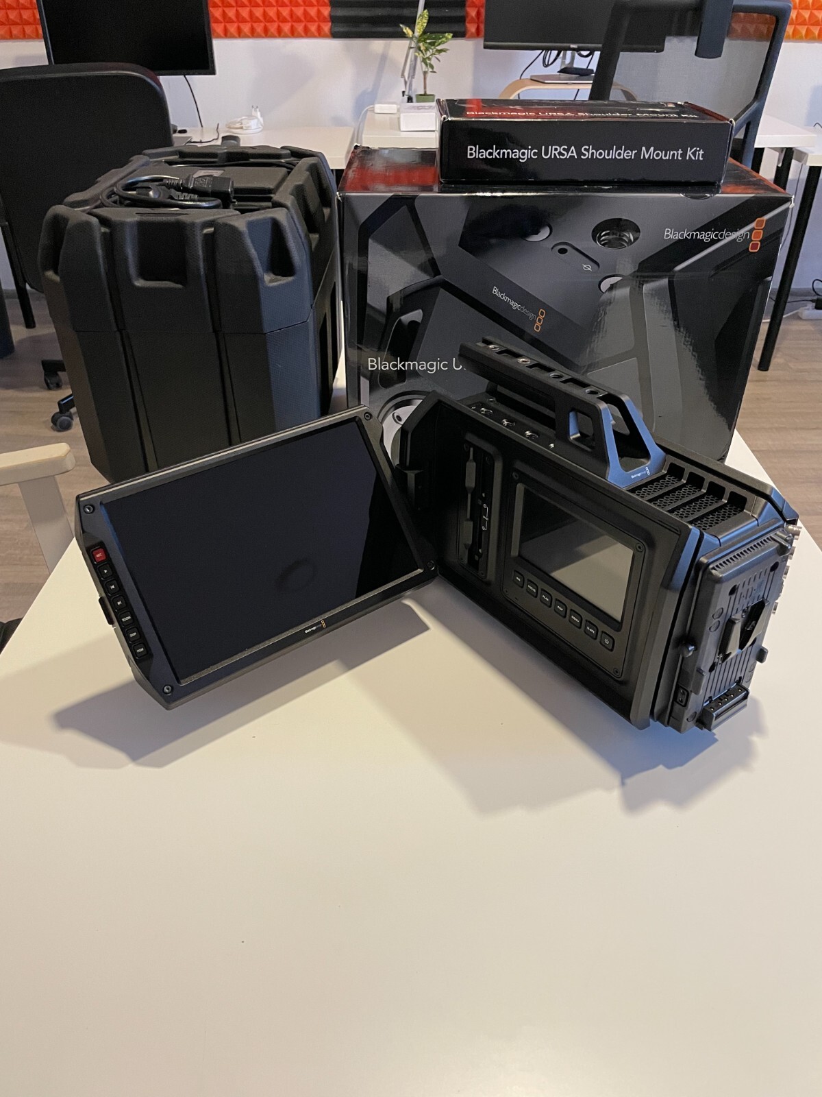 Blackmagic Design URSA 4K V2 Digital Cinema Camera (Canon EF Blackmagic Design URSA 4K V2 Digital Cinema Camera (Canon EF