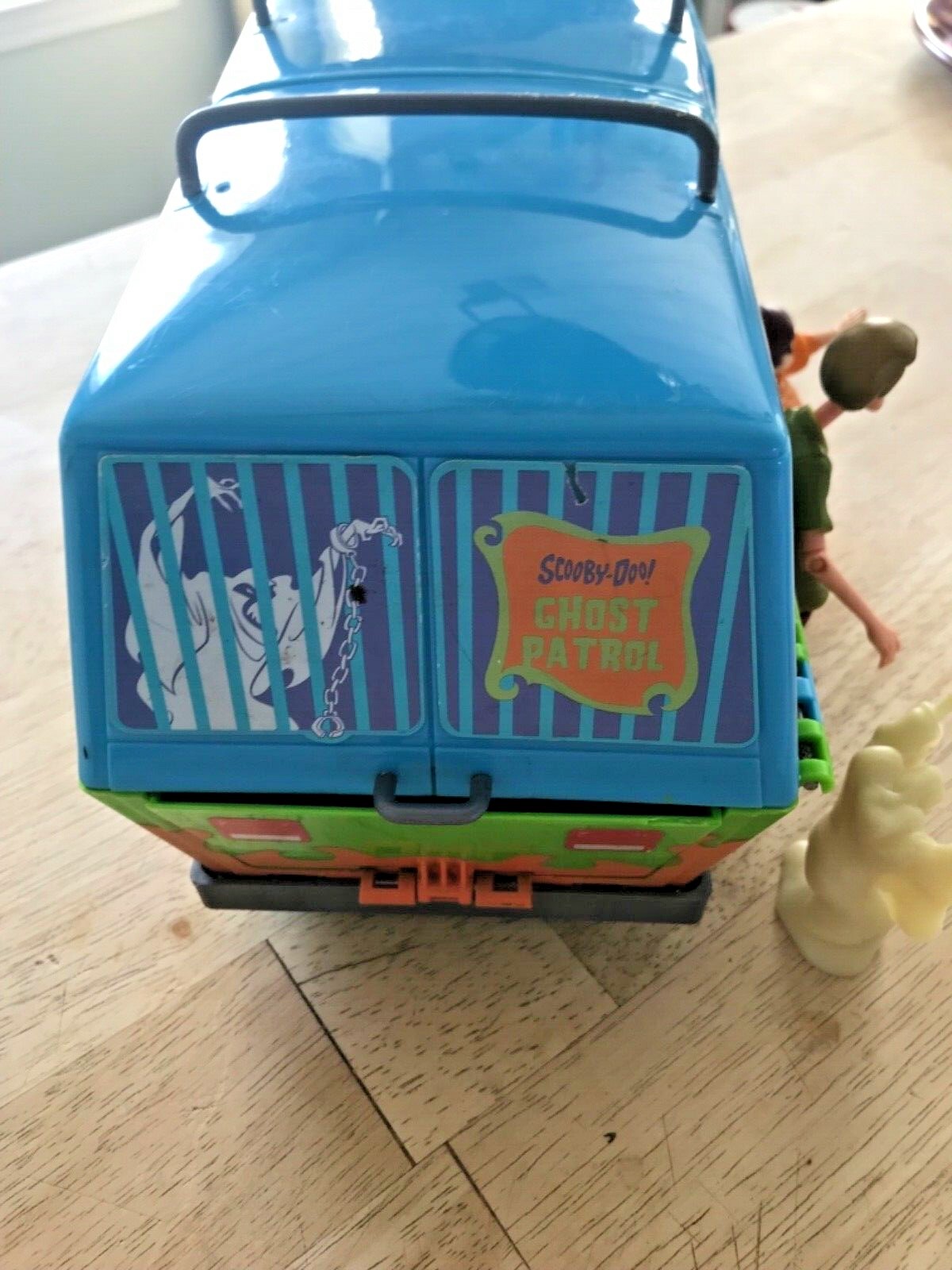 Scooby Doo Mystery Machine Ghost Patrol van Velma and Shaggy andnghost figures