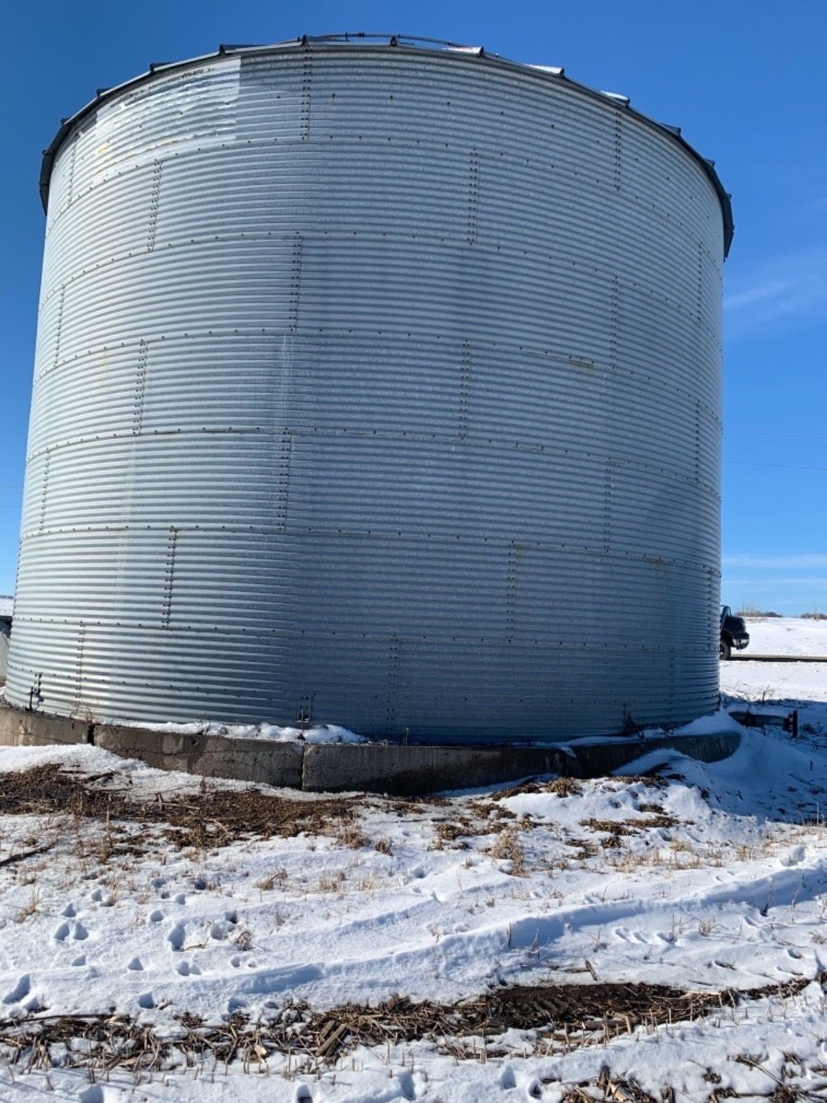 GSI grain bin 27’ x 7 rows 9700 bushel with drying floor