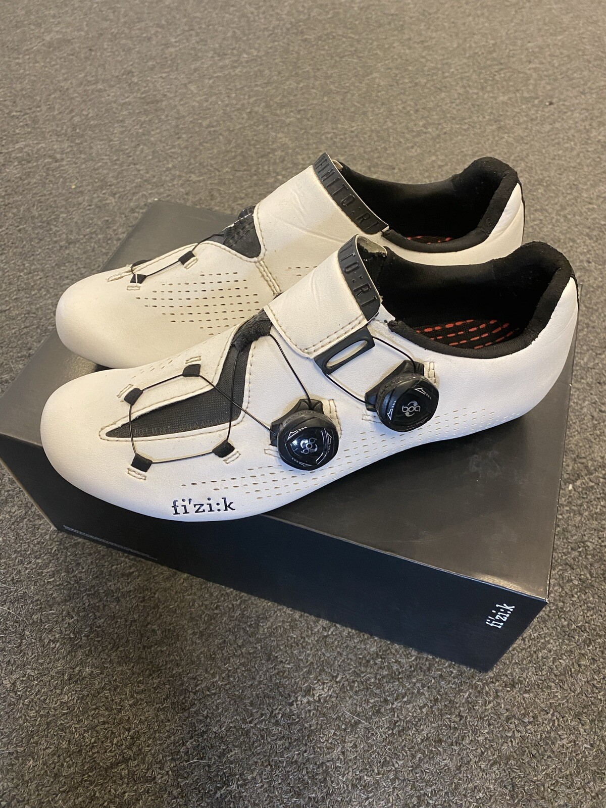 Мужские кроссовки Fizik R1 Infinito Men's Cycling Shoes, White/Black, EU  40.5: купить с доставкой из США, цена 26 139 руб - (154625037901)
