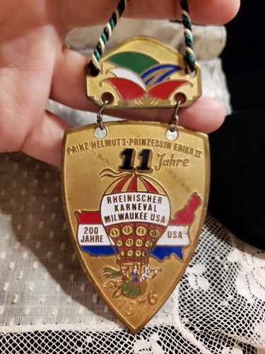 1976 MILWAUKEE USA GERMAN FESTIVAL Commemorative Goldtone Medal, 29