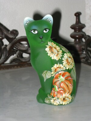 2020 FENTON GLASS PUMPKINS/SUNFLOWERS GREEN OPAL SATIN STYLIZED CAT FIGURINE LE
