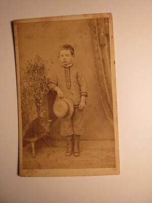 stehender kleiner Junge mit Hut in der Hand - Kulisse ca. 1860er Jahre / CDV