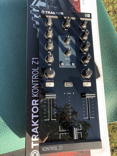 TRAKTOR KONTROL Z1 MIDI CONTROLLER NATIVE INSTRUMENTS AUDIO MIXER NMINT IN BOX