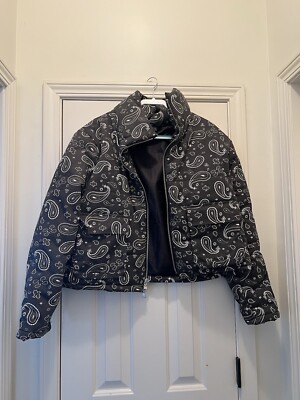 MNML Men s Size Small Black Paisley Cropped Puffer Jacket Black/Grey Bandana S