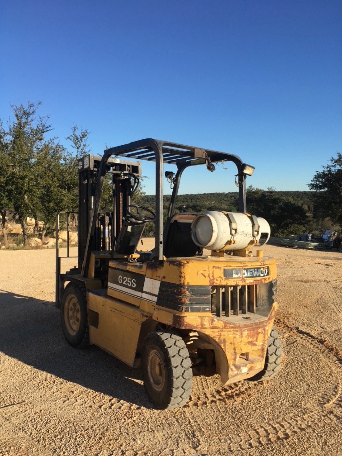 DAEWOO FORKLIFT WITH SIDE SHIFT CATERPILLAR FRAME LOW HOURS NEW TIRES & BATTERY