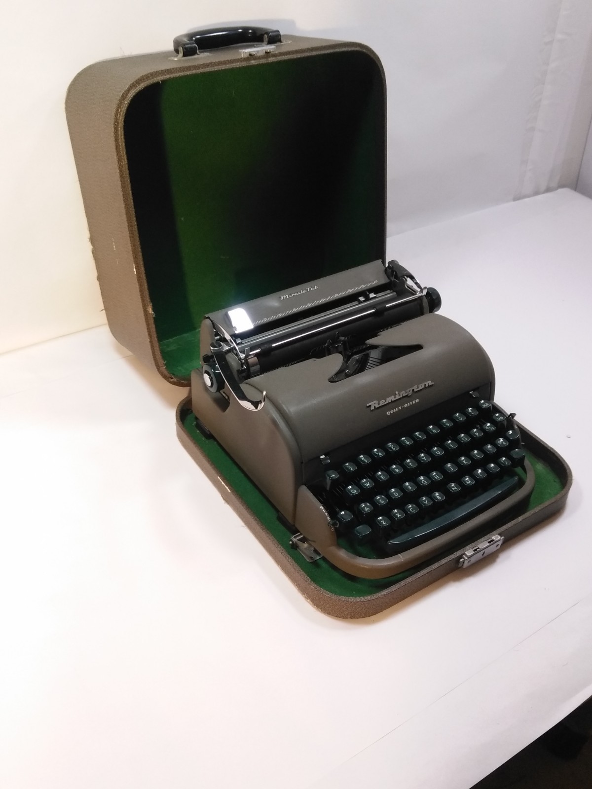 Remington Quite-Riter Typewriter & Hard case w/ Key & Manual Green Works Great!