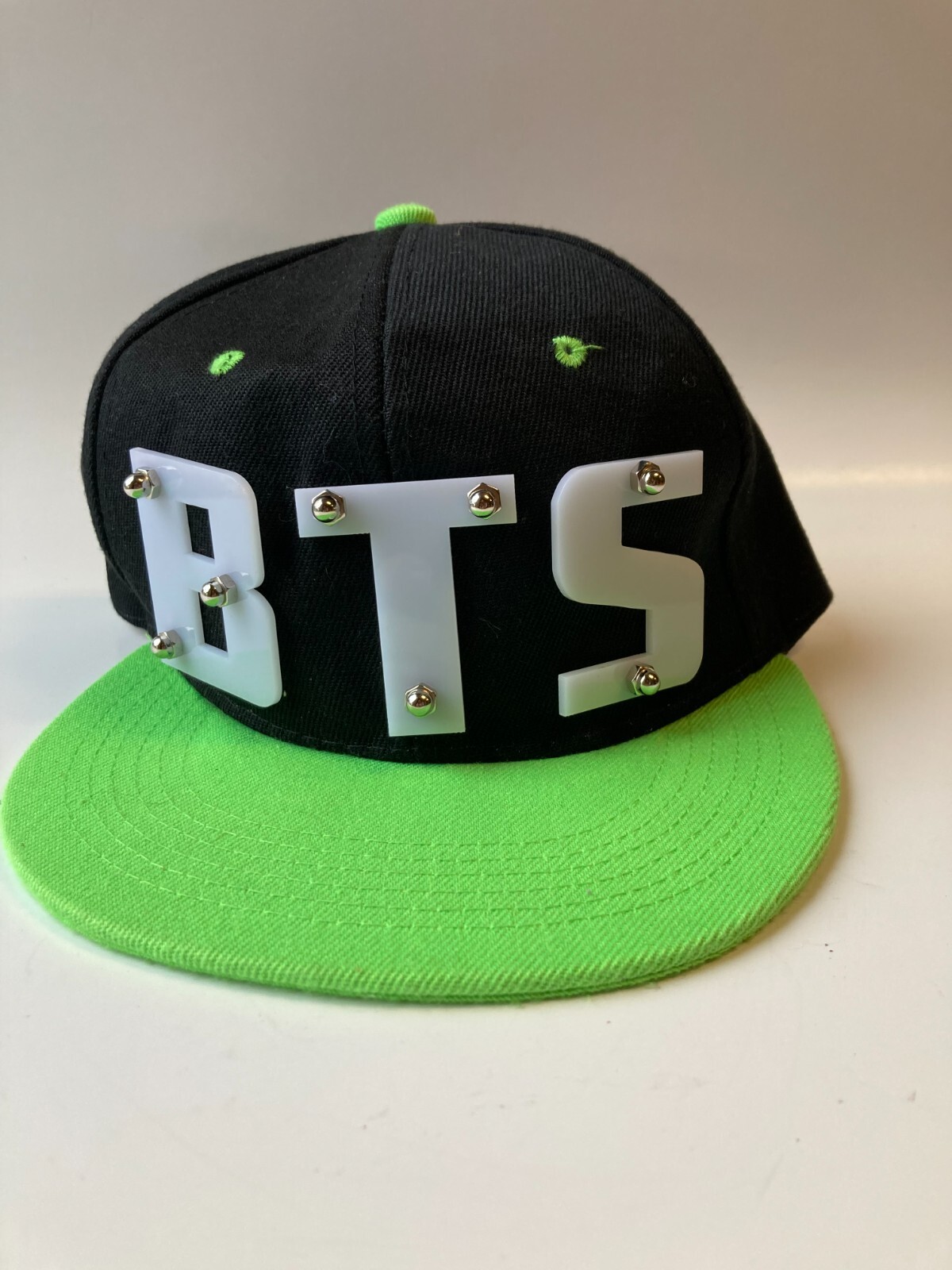 BTSXDM4 ミニオンコラボ　PEACE SIGN TRUCKER HAT BTSXDM4 ミニオンコラボ PEACE SIGN TRUCKER HAT - メルカリ