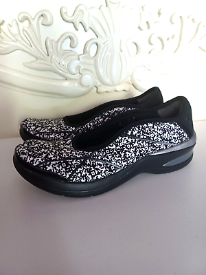 Attractive supportive shop shoes