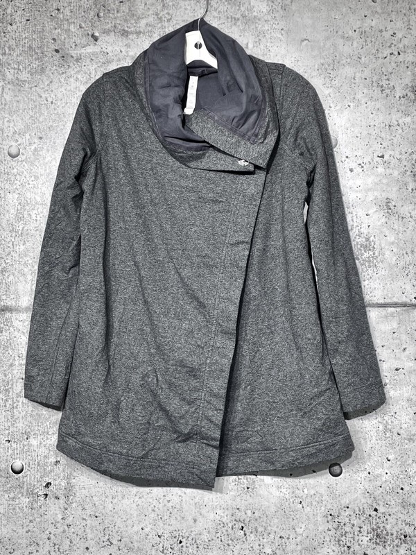 lululemon - 美品★lululemon savasana ラップジャケット　サイズ4 グレー LULULEMON SAVASANA WRAP 4 HEATHERED GRAY BLACK JACKET SNAPS