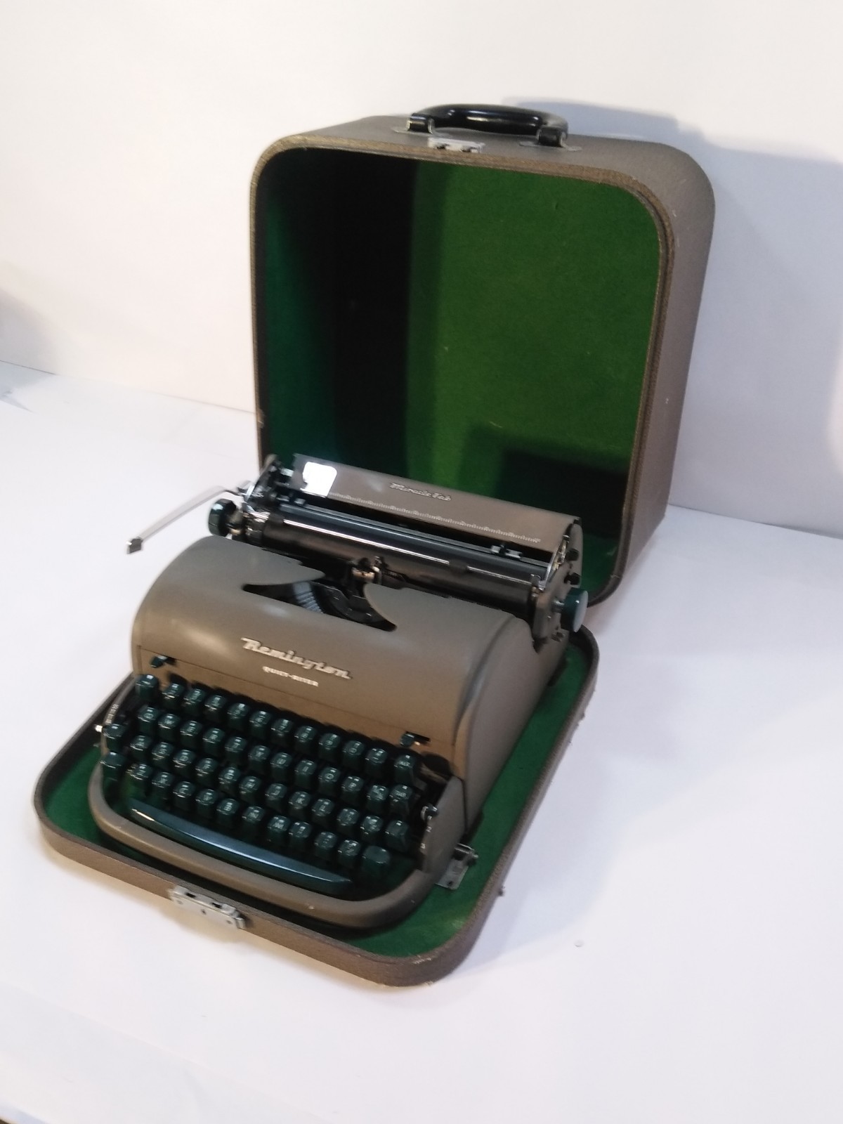 Remington Quite-Riter Typewriter & Hard case w/ Key & Manual Green Works Great!