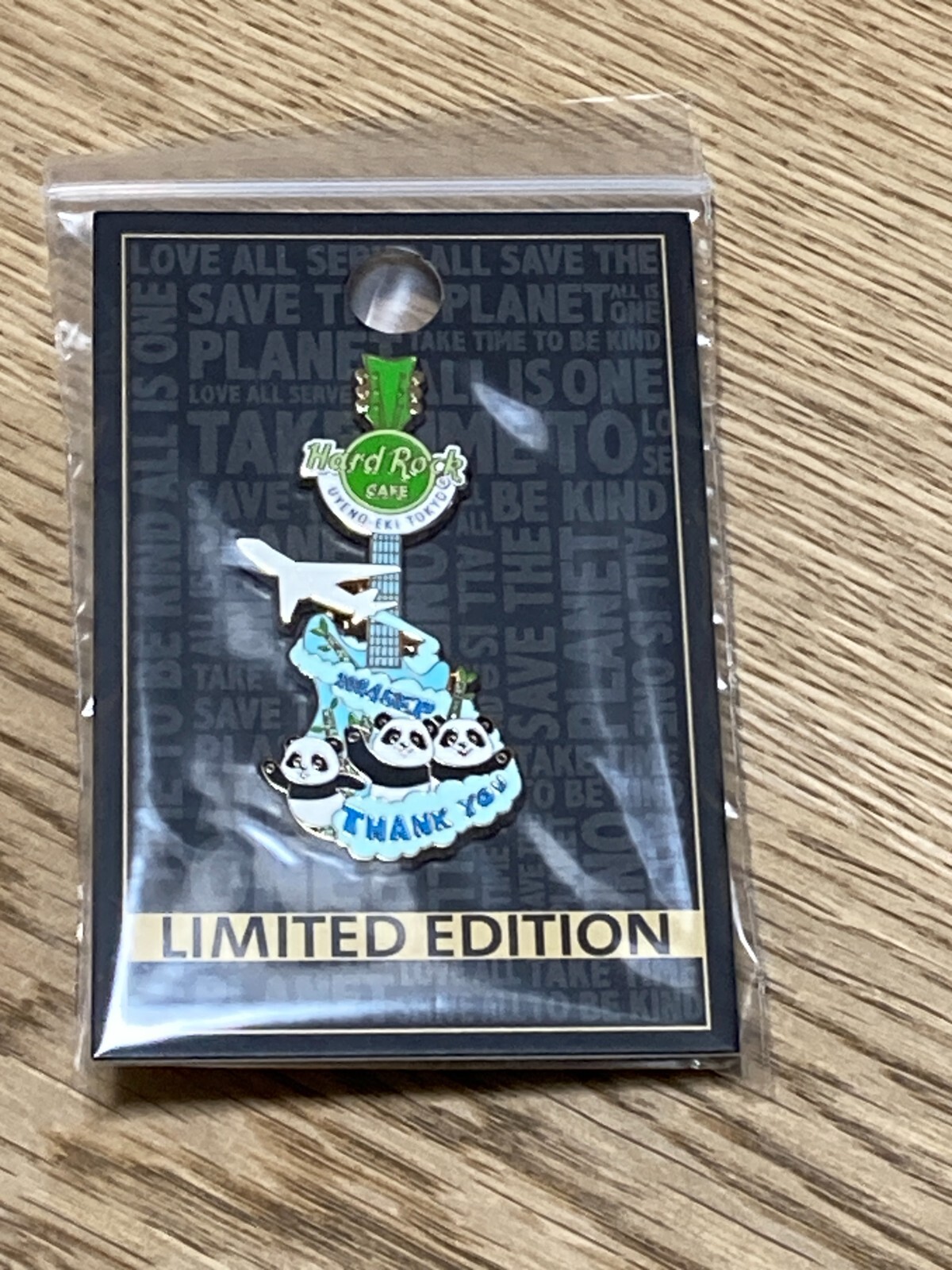 【未使用】ハードロックカフェ　バッチ　UYENO SCREAM PANDA 未使用】ハードロックカフェ バッチ UYENO SCREAM PANDA - メルカリ