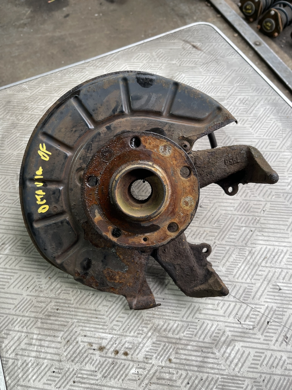 Skoda Octavia 2012 1.6 Diesel Off Side Front Wheel Hub