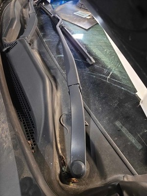 Used Left Wiper Arm fits: 2018 Jeep Compass Latitude Limited Sport Tailhawk