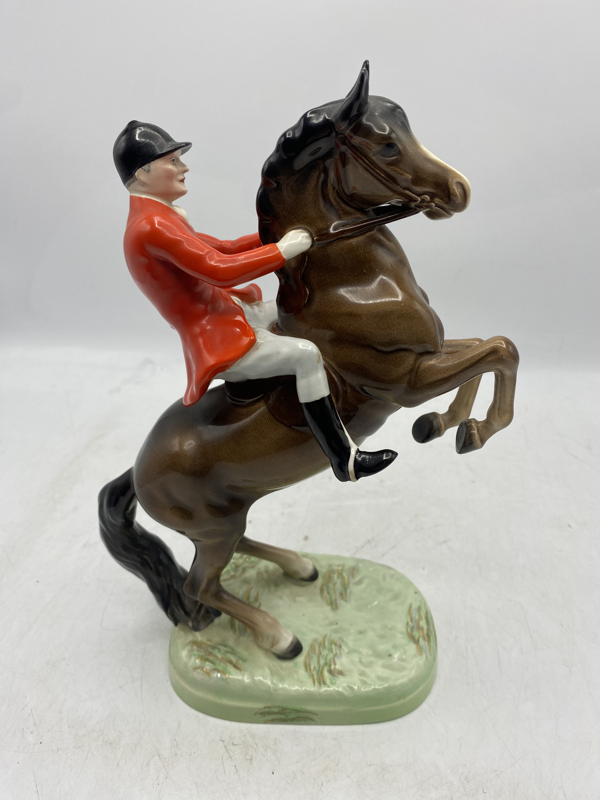 VINTAGE BESWICK HUNTSMAN ON REARING HORSE FIGURINE MODEL: 868 (COLLECTION ONLY)
