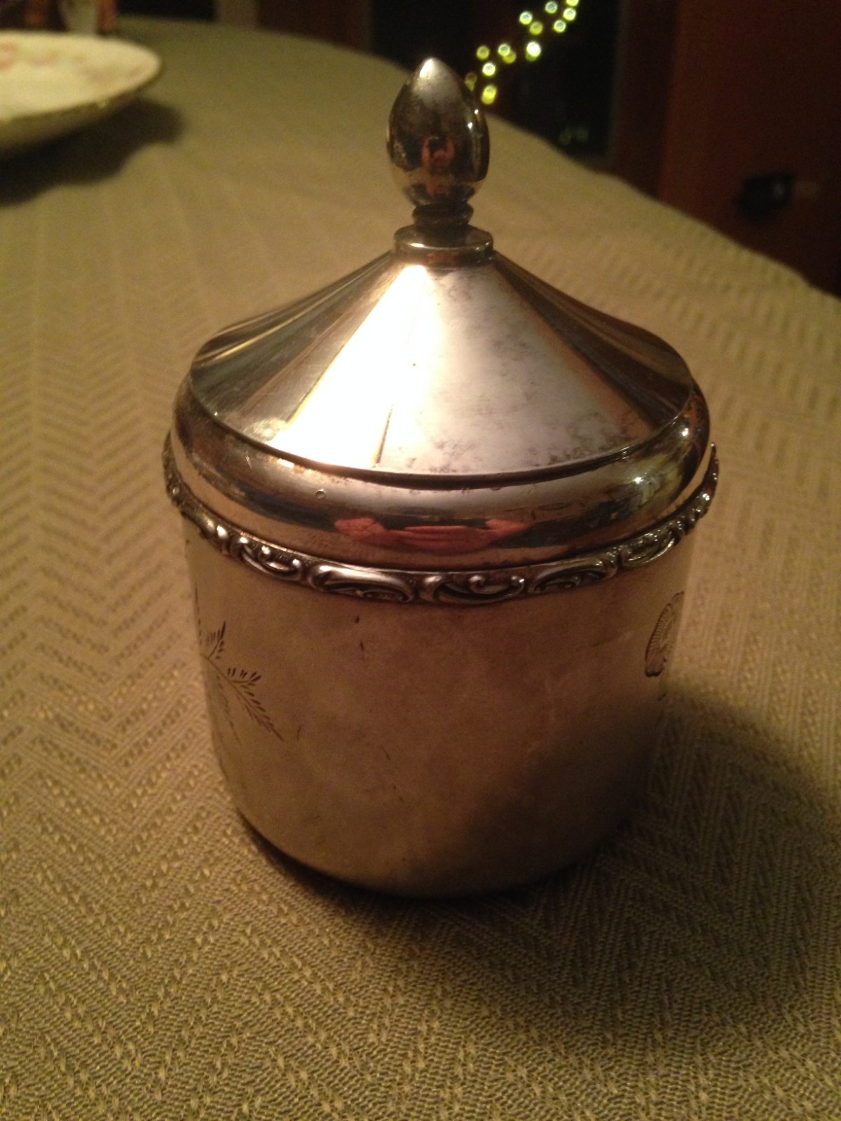 Meriden Silverplate Dresser Jar Round Trinket Box Flowers 028