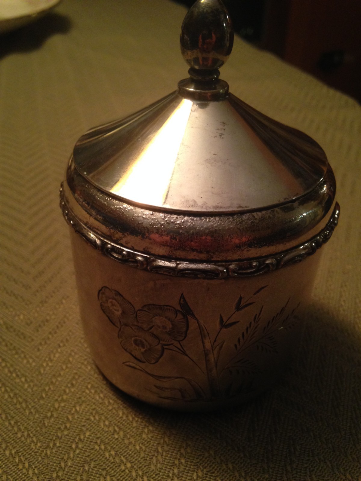 Meriden Silverplate Dresser Jar Round Trinket Box Flowers 028