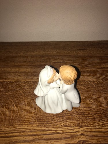 Lefton wedding bride and groom kissing figurine 1983