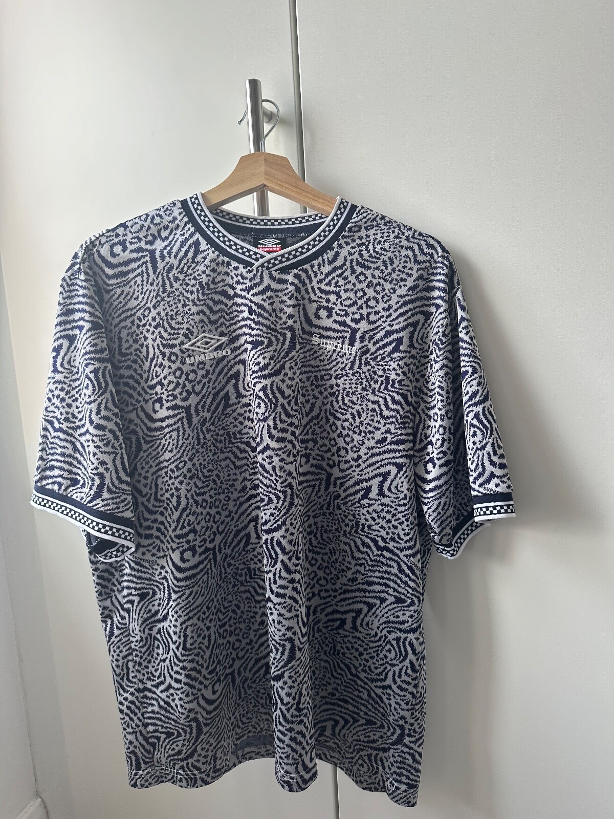 ウェア supreme Jacquard Animal Print Soccer Supreme Umbro Jacquard Animal Print Soccer Jersey Navy Men's