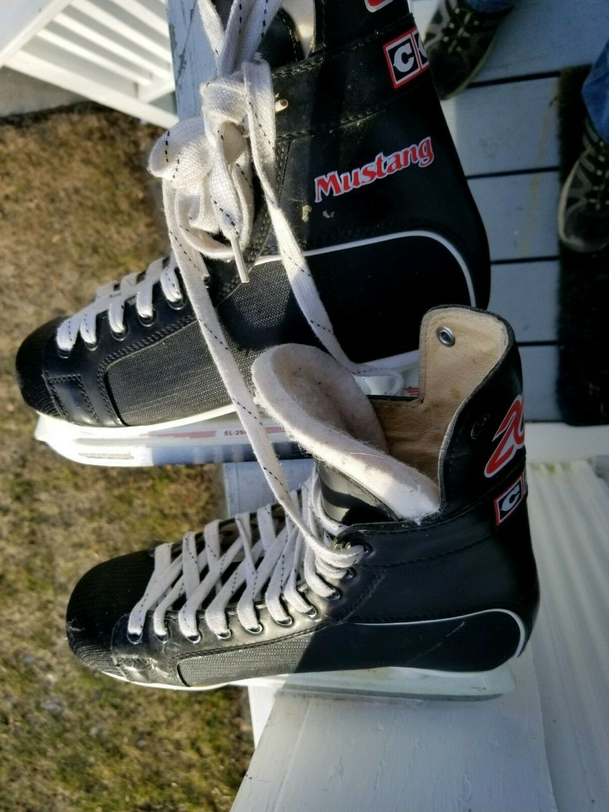 CCM Hockey Ice Skates Men's size 9 1/2  Mustang 205 Great Condition!