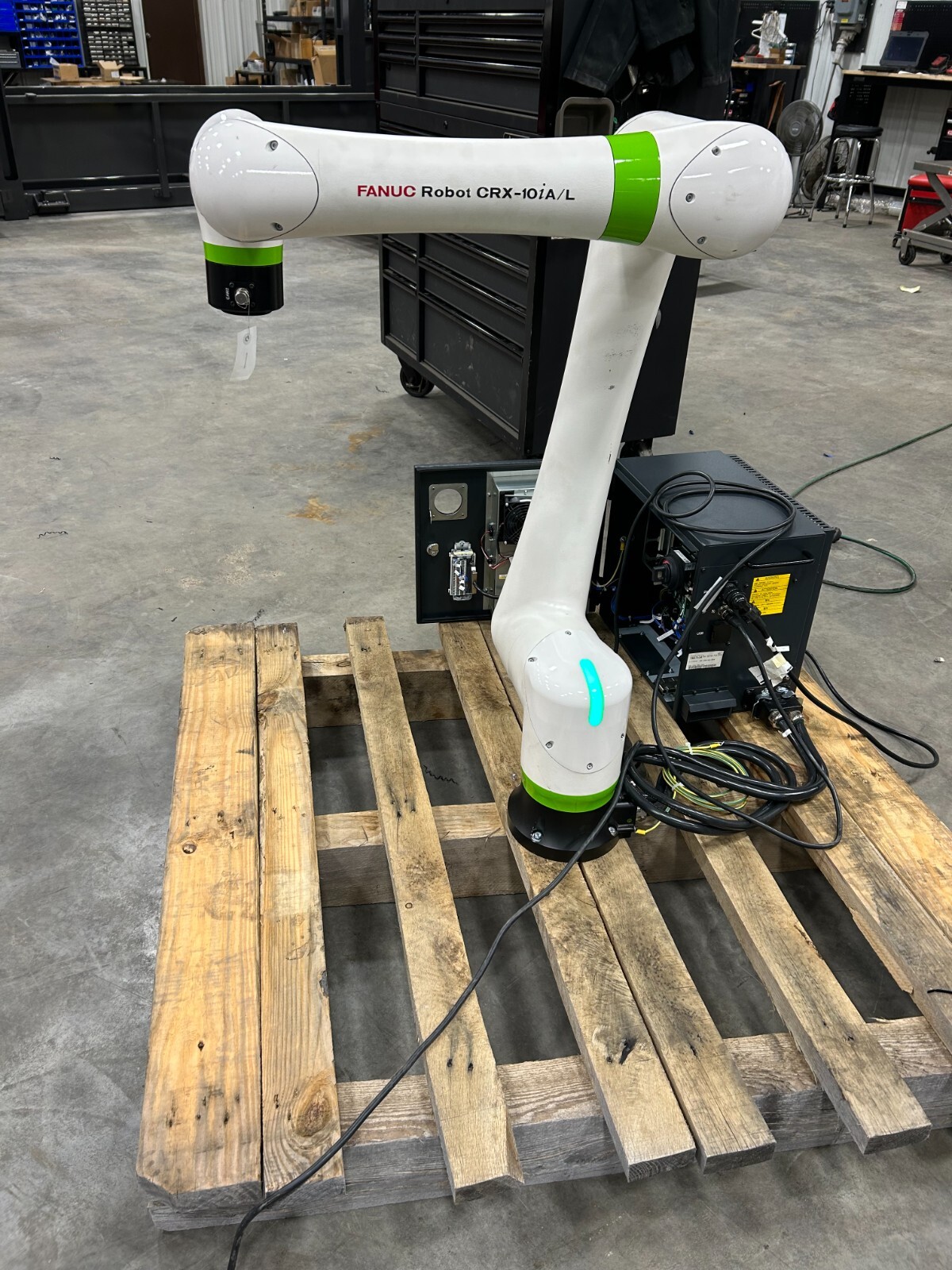 FANUC CRX-10iA/L ロボットモデルと銅製カップ CRX-10iA/L- Light and easy to program